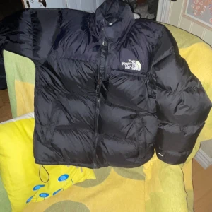 North face puffer jacket  - Säljer en nästan helt ny north face puffer jacket som har används ett fåtal gånger, hör av dig vid frågor, priset kan diskuteras med snabbt köp, ÄKTA