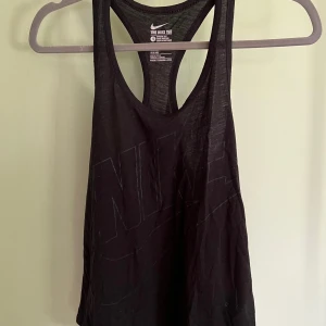 Svart träningslinne, Nike - Skick: Fint Material: 50% polyester, 25% bomull, 25% viskos   Säljer ett lila och ett svart i samma modell. 