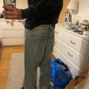 Weekdaybyxor - Weekday byxor modell space, finfärg, bra passform och i bra skick