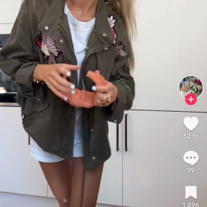 Populära hm jackan - Så fin grön höstjacka ifrån hm. Första bilden är inte min