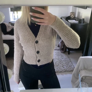 Stickad kofta - Super fin stickad kofta/tröja med knappar, lite figursydd för den är tightare vid magen, skön!