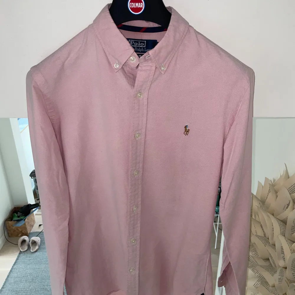 Tjabba, säljer dessa snygga Polo Ralph lauren skjortorna! Rosa, Mörkblå och Grå/Ljusblå! Alla skjortorna är i fint skick! Rosa: 400kr Blå: 400kr Grå: 449kr Alla är enskilda annonser på vårat konto🙌👏Kontakta vid frågor/ funderingar . Skjortor.