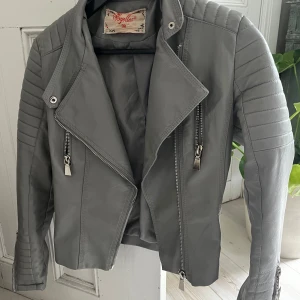 Grå moto jacket - Ljusgrå skinnjacka (strl. 38) från Chiquelle, i fint skick. Säljes pga inte används längre. Nypris: 599 kr. 
