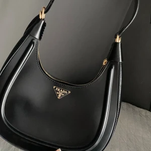 Svart väska - Super fin och helt oanvänd väska! Förlängningsband kommer med!