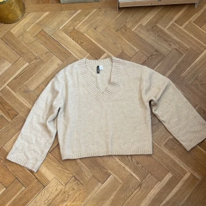 Stickad tröja  - Beige, v ringad