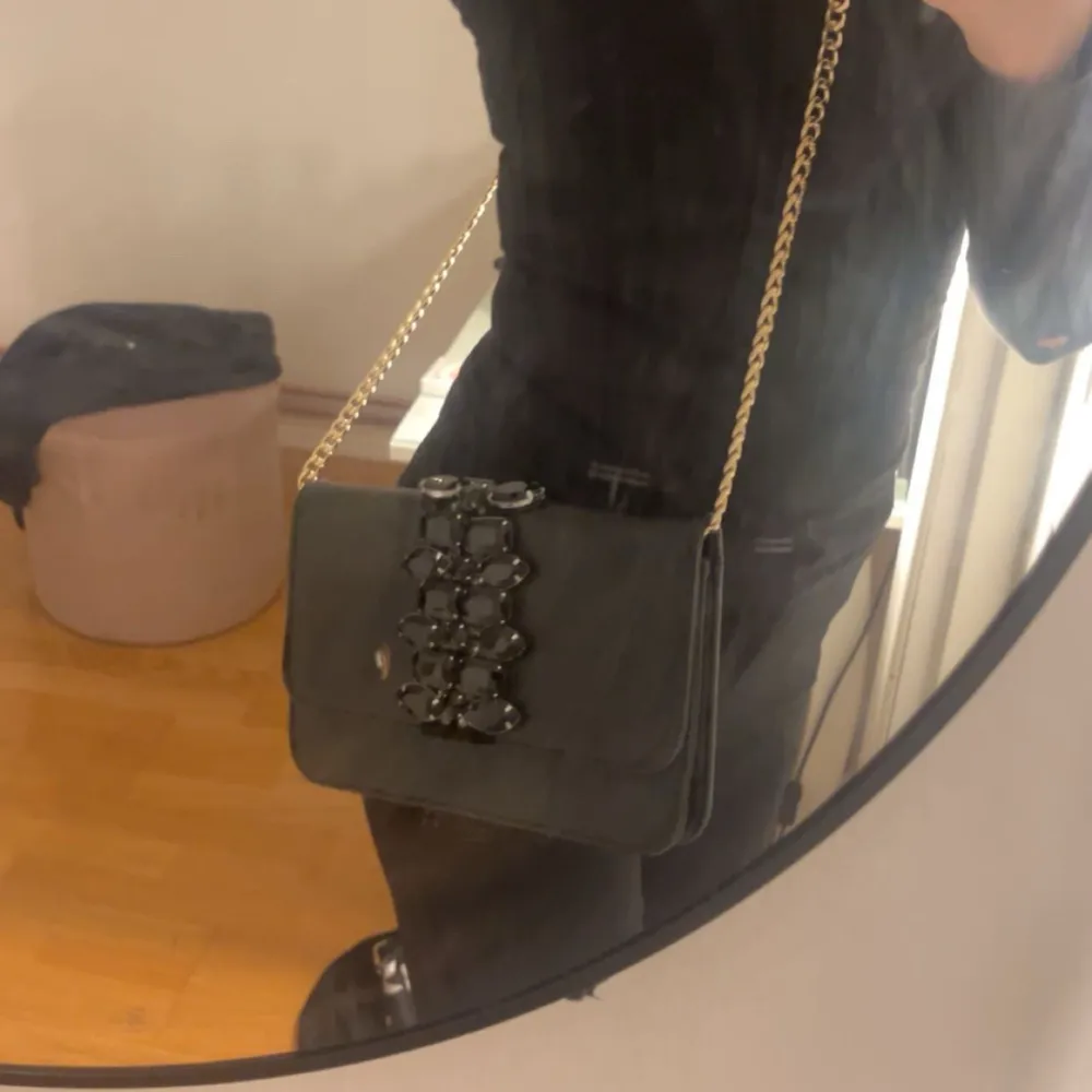 Säljer den pågrund av att jag köpt en ny och därav kommer den inte till andvändning längre, passar perfekt till utgång eller så när man bara behöver de viktigaste med sig💕 går såklart att lösa fler bilder!. Laukut & Käsilaukut.