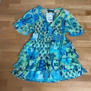 Zara klänning  - säljer denna fina klänningen. Köpte den från Plick och den hade kvar prislappen kvar . Har bara använt den 1 gång.  Köpte för 350kr. Köparen står för frakt.