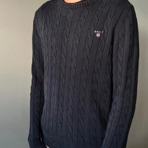 Stickad gant tröja  - Stickad tröja Köpt på kidsbrandstore  Storlek 158-164cm / 13-14 år. pris kan diskuteras 