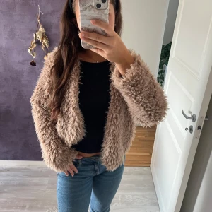 Pälsjacka - Skit snygg pälskofta från Gina tricot💗Använd fåtal gånger, inga defekter. I storlek L men passar S. Brunt mysigt pälsaktigt material🤗