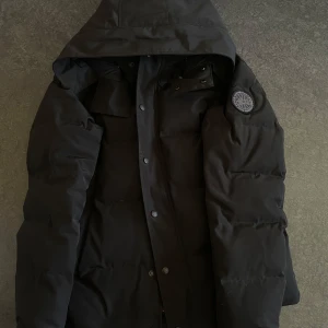 Canada goose black label  - Säljer nu min Canada goose black label då jag vill byta mot en moncler maya eller en burberry. Om du inte har någon av dessa så kan du köpa🙂