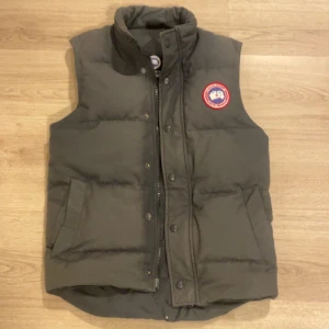 Canada goose  - Säljer nu min väst som nu är för liten för mig 