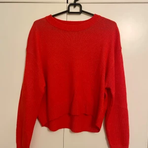 Röd stickad tröja - Jättefin röd stickad tröja i stl XS, från h&m. Knappt andvänd och säljer den på grund av att den inte passar längre. 😊Köparen står för frakten❣️