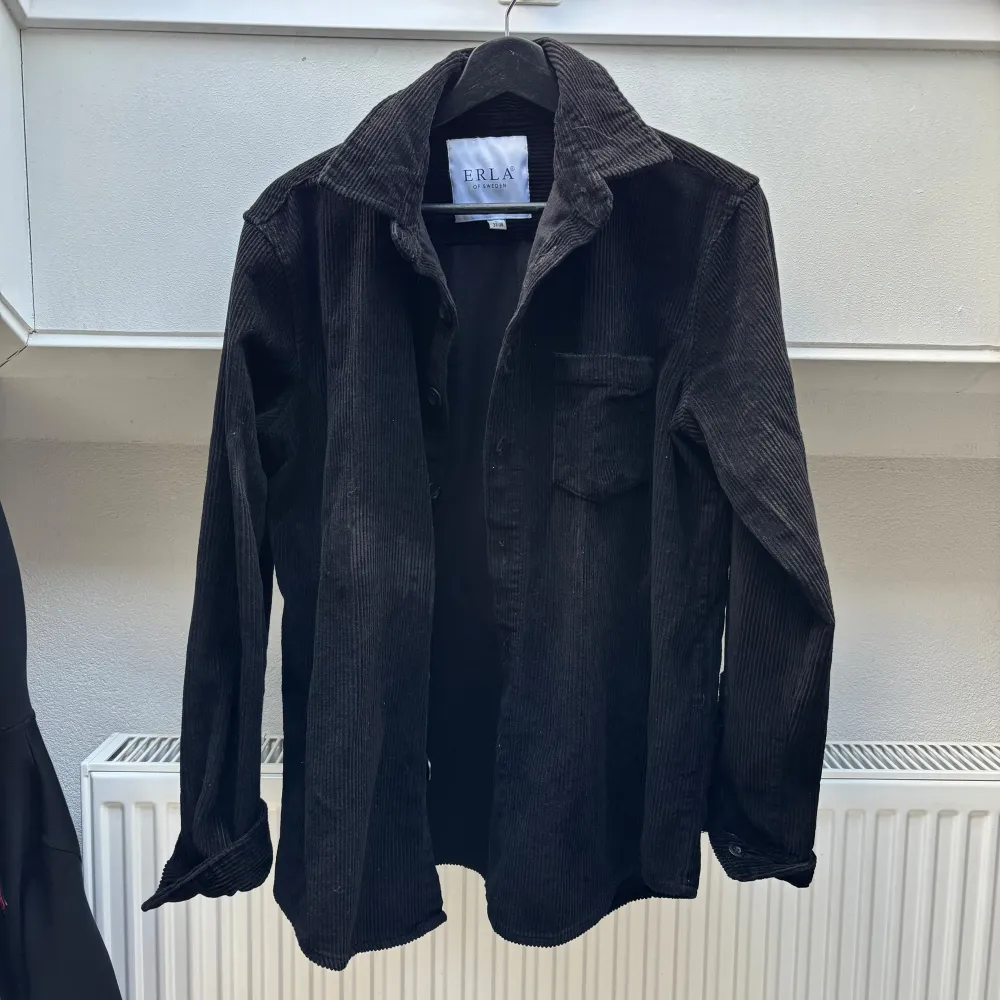 En riktigt snygg overshirt/jacka nu till hösten! Fick den i födelsedagspresent men använder inte den, !NYSKICK!. hör av dig om du har någon fråga!. Jackor.