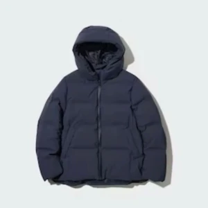 Blå uniqlo jacka  - Säljer min mörkblåa uniqlo jacka. (Andra bilden är likadan modell som jag säljer men säljer endast den blå som på första bilden). Den är i mycket bra skick och har använts i 1 vinter. Det är en dunjacka i bra kvalitet. Nypris är 1700kr