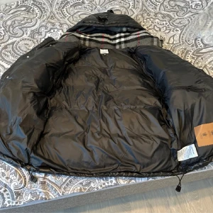 Burberry jacka herr - Säljer min burberry jacka nu som man även kan göra till en väst. Riktigt snygg är den och passar till allt. Finns en liten defekt i en ficka inuti jackan och det är ett litet hål vilket man knappt ser. Finns på bild.