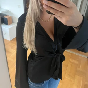 Blus - Så snygg satinblus från Boohoo, knappt använd! Storlek M💘💘