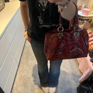 handväska - ascool unik handväska i rött zebramönster! köpt secondhand och inget märke står i väskan💕