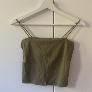 Topp - Topp från Gina tricot, har använts en del men är i bra skick. 