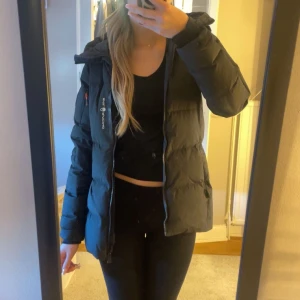 Sail racing jacka  - Bra skick, inga skador eller annat. Pris går att diskutera.