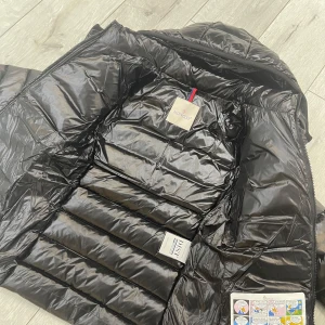 Moncler  - Moncler jacka i underbar skick