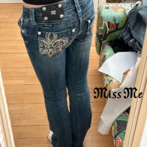 Miss me bootcut jeans - Jätte fina jeans i bra skick, lagade i mitten men det är inget som syns, mått står på bilden och dom är storlek 26 