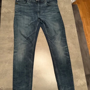 tiger of sweden jeans - Jag såljer från Tiger of Sweden jeans i hög kvalitet med en stilren och modern passform. Perfekta för både vardag och fest, storlek32/32