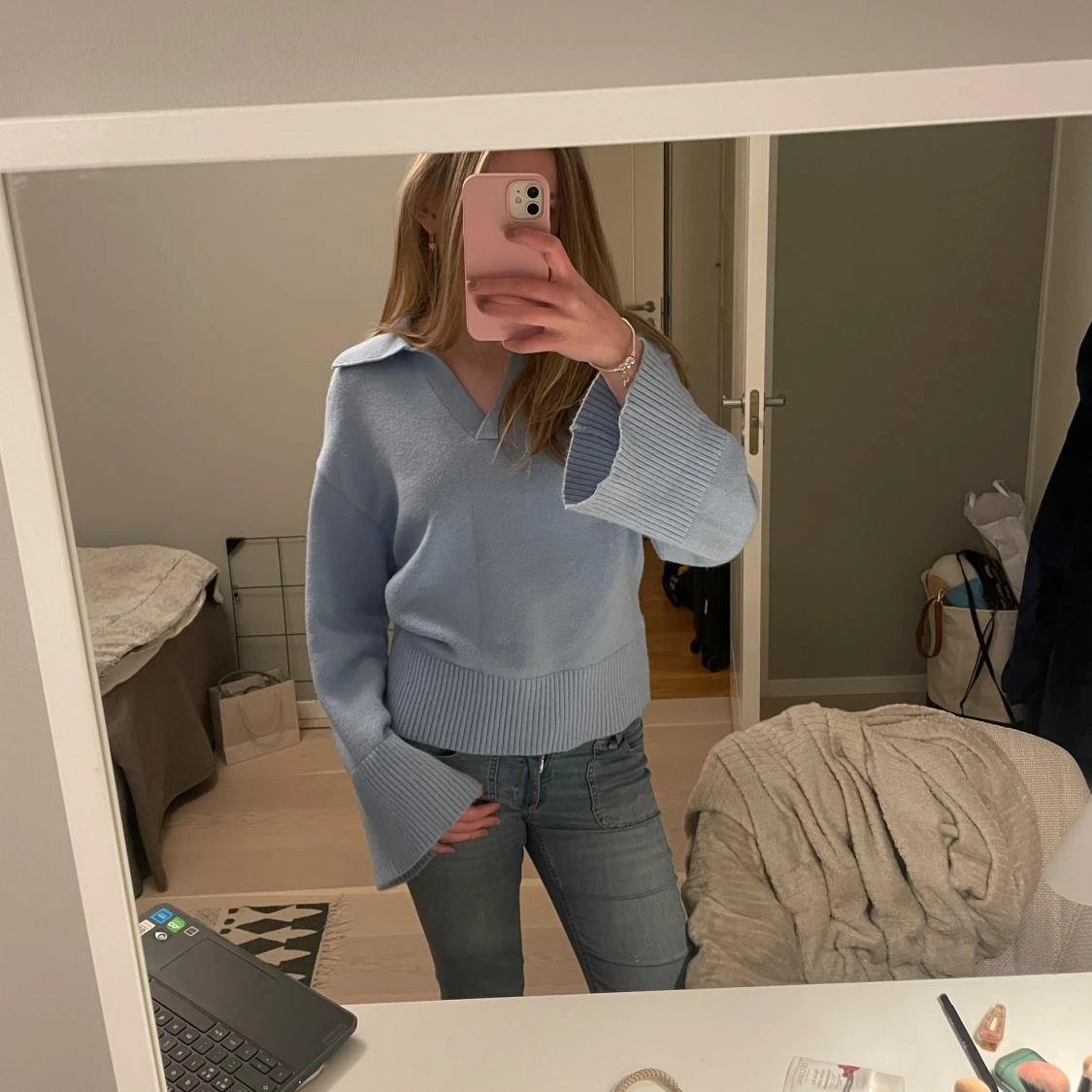 Blå stickad tröja med krage