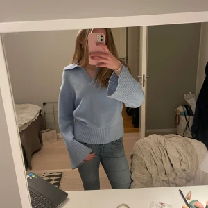 Blå stickad tröja med krage - Säljer en jette fin ljusblå stickad tröja från Gina tricot i storlek xs😻. Använt en hel del men är i super fint nyskick💕