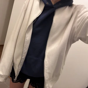 Bomberjacka  - Sjukt snygg jacka!! Pris är diskutabelt. (Råkade få lite smink på ärmen när jag tog bild men tvättar den 🩷)