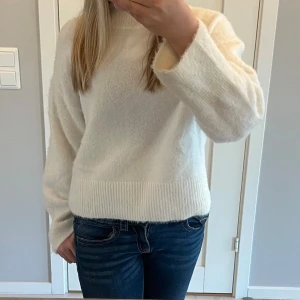 Vit stickad tröja - Säljer den här jätte mysiga tröjan från H&M i storlek xs. Ny skick! Säljer för 110kr