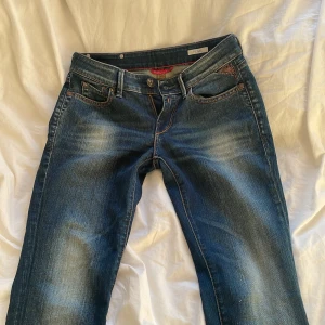 Replay jeans - Säljer mina lågmidjade jeans från replay pga att de är försmå. Det är en micro bootcut till slim modell funkar till dom som har xs-s💕