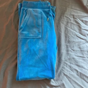 Blåa juicy byxor - Byxorna är använda ett fåtal gånger
