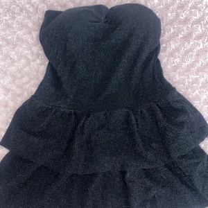 Ny års klänningen  - Säljer denna klänningen som e helt perfekt till nyår. använd en gång bara 💗