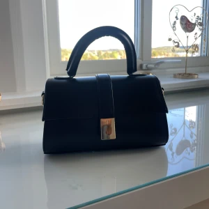 Snygg väska🥰 - Oanvänd, söt väska med gulddetaljer😻Band finns som hör till, inköpt för 350kr🌟