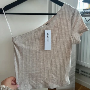 Beige ribbad oneshoulder topp från Gina Tricot - Oanvänd med prislapp