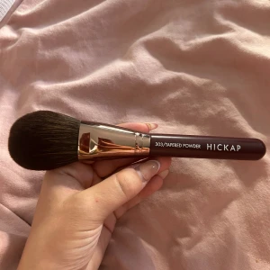 Hickap puderborste - Köpte deras kalender och säljer det jag inte har användning av billigare. Helt ny inte använd eller testad eller något då jag inte använder dessa Sminprodukter