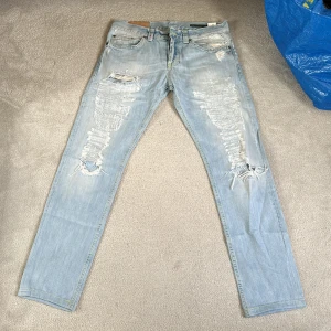 Dondup Lucky - Tjena!  Jag säljer dessa feta Dondup Lucky jeansen 😊 Byxorna har inga defekter förutom slitningar som är design 🙌 Såklart är dom riktigta 💸 Frågor? Tveka inte att skriva till mig 💫 