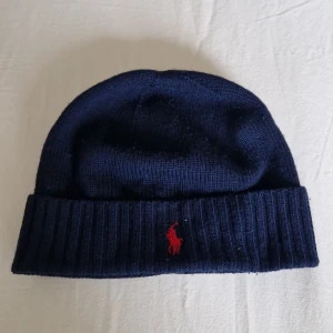 Blå ralph lauern mössa - Blå ralph lauren mössa. Köpt på kidsbrandstore för 695kr, säljer den för 349. Pris kan diskuteras