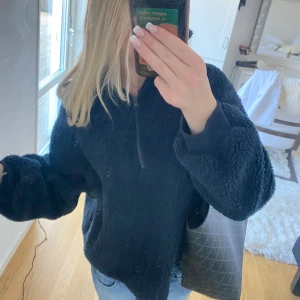 marinblå teddyjacka - half zip teddyjacka från hm, köpt för länge sedan men har bara legat i min garderob!🩷 