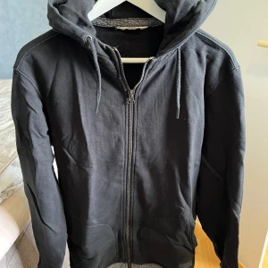 Tjocktröja med luva - Tjocktröja med luva från LEE jeans. Storlek medium. Färg svart. 