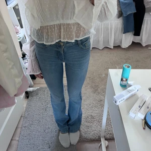 Mid waist jeans - Nya jeans som använts max 1 gång så inga slit. Dem är långa och nypris var 499