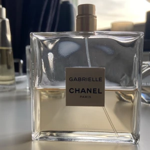  - Chanel gabrielle edp 100 ml med ca 50 ml kvar. Korken fattas. Batchkod 9001