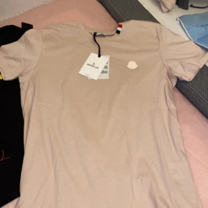 Moncler t-shirt helt ny - Säljer nu min nya moncler t Shirt storlek XXL då den inte passar och jag inte kan lämna tillbaka den! Går inte ner i pris!!!
