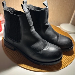 Svarta vinter skor - Ett par vinter skor som är jätte bra för att använda på vintern. Skorna är använda ett par gånger. Har två samma par en som är storlek 38 och en som är 37, denna är 38. Den är fortfarande perfekt och är inte sönder!