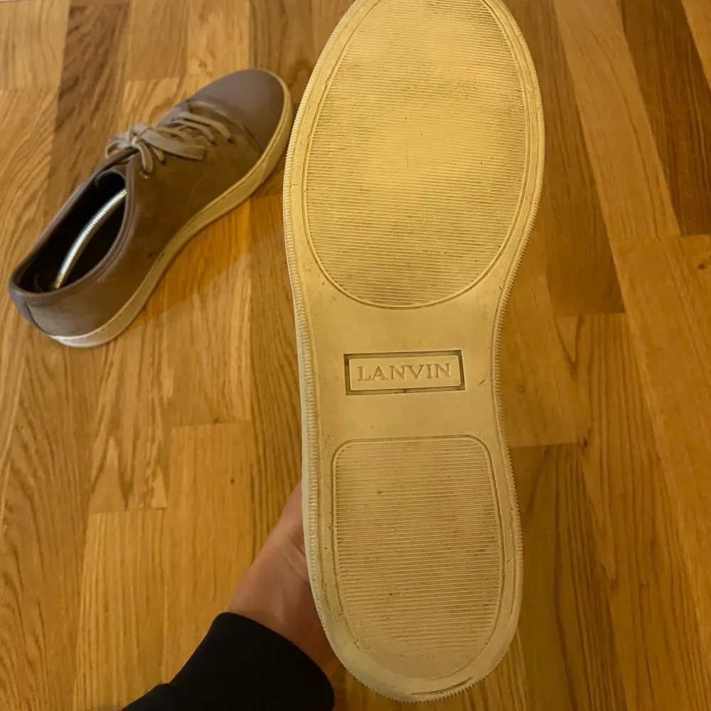 Säljer dessa lanvin sneakers storlek 22 passar 23 nypris:5200kr mitt pris:1900kr. Skor.