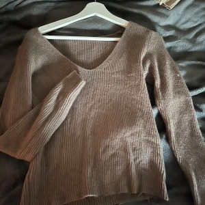 stickad tröja  - Är i bra skick och sällan använd, har också stretchigt material. 