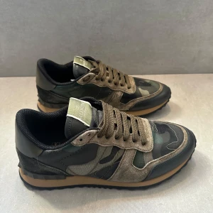 Valentino rockrunner - ett par riktigt snygga rockrunners i strlk 39 passar 40! är i fint skick! hör av er vid intresse!