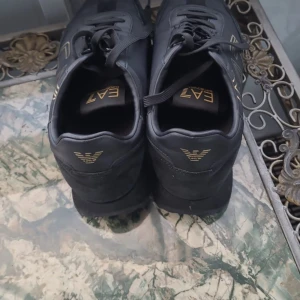 Armani skor - Armani skor säljs för 1000 köpta för ca 1800kr ,säljs åt vän ,storleken är 43,5
