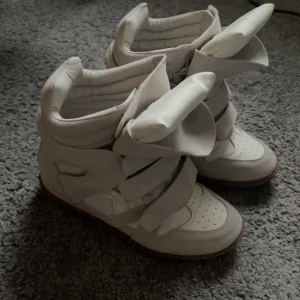 Isabel marant - Isabel marant skor. Säljer för att de är för små. Jättefina oanvända skor som är köpta här på Plick. Säljer för 2500 men pris diskuteras🤗 storleken är 37 men passar även 38