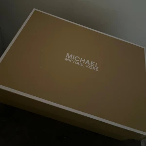 Michael kors skor - Michael kors skor storlek 36, såklart äkta! Nypris 1600